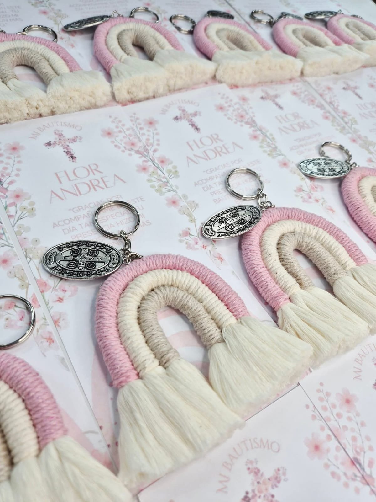 Llavero Arcoíris de Macramé