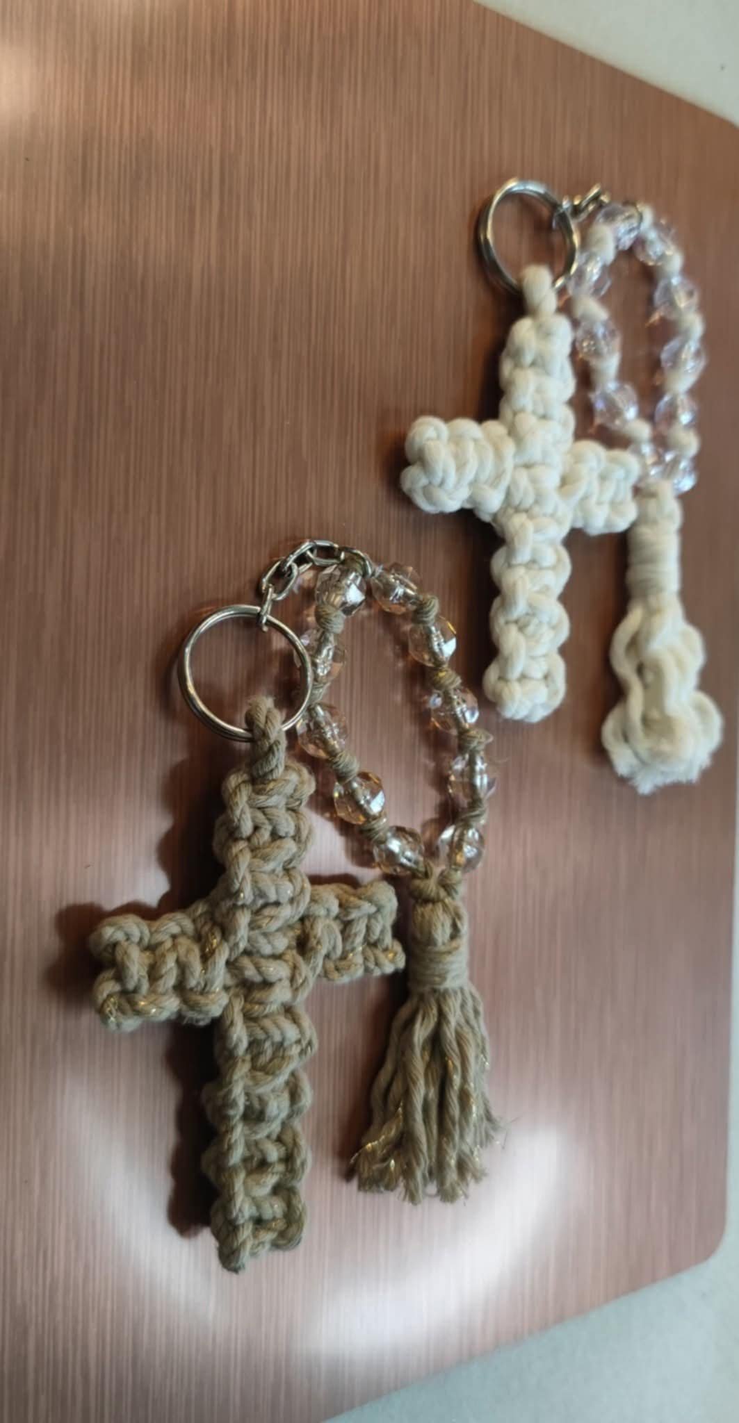 Llavero Cruz de Macramé con Decenario
