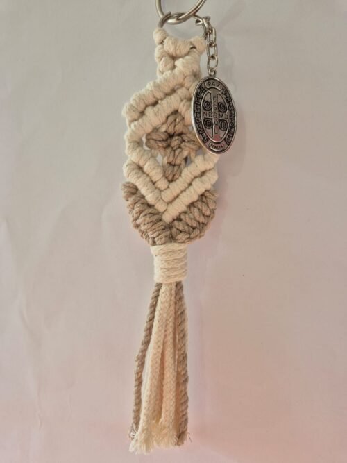 Llavero Cruz de Macramé Tejido a Mano