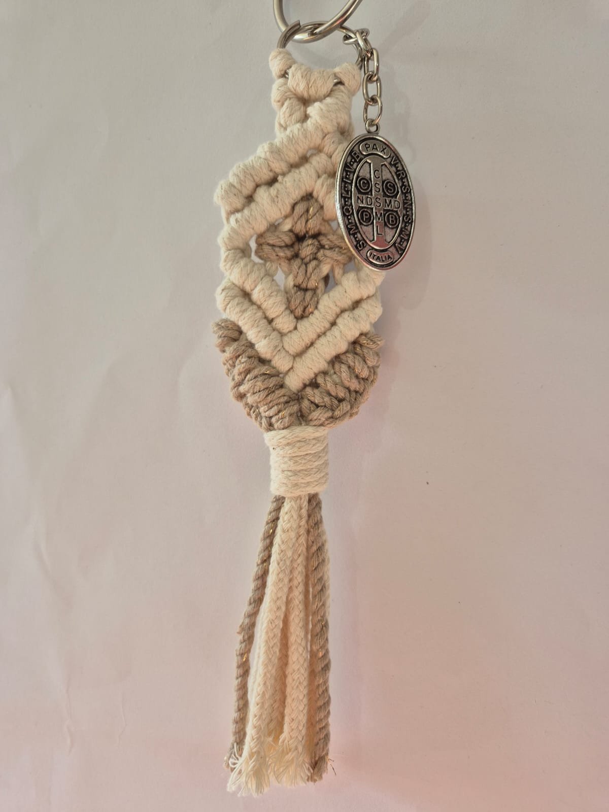 Llavero Cruz de Macramé Tejido a Mano