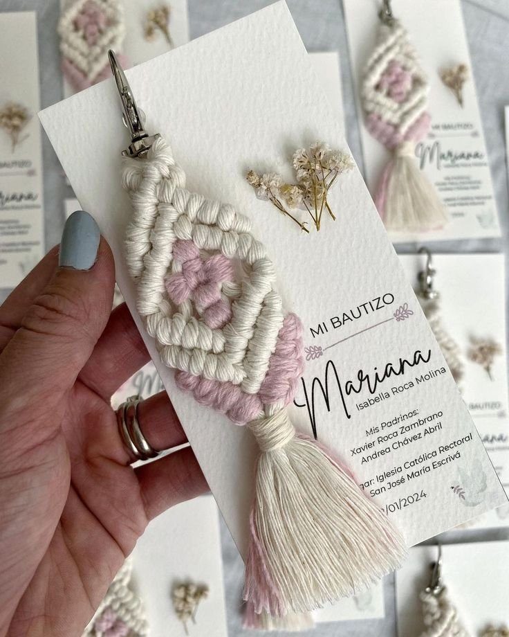 Llavero Cruz de Macramé Tejido a Mano