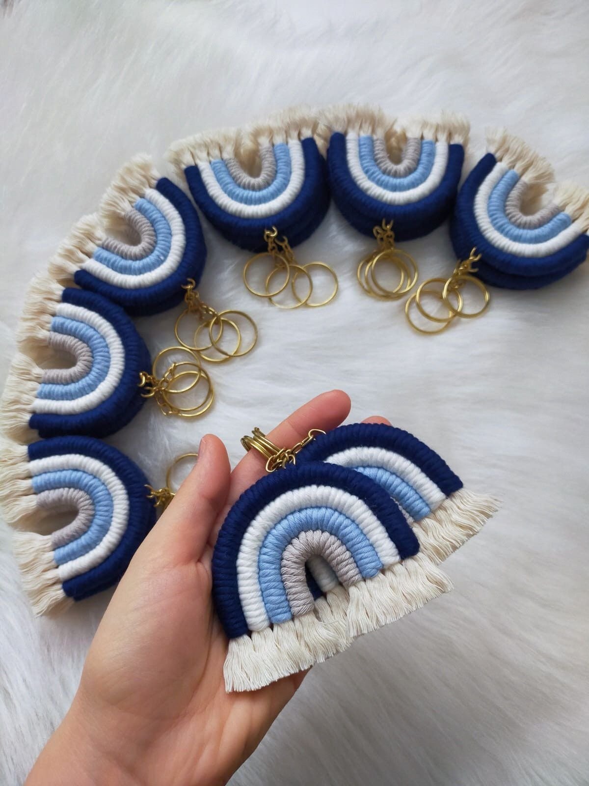Llaveros arcoíris de macramé en distintas combinaciones de colores