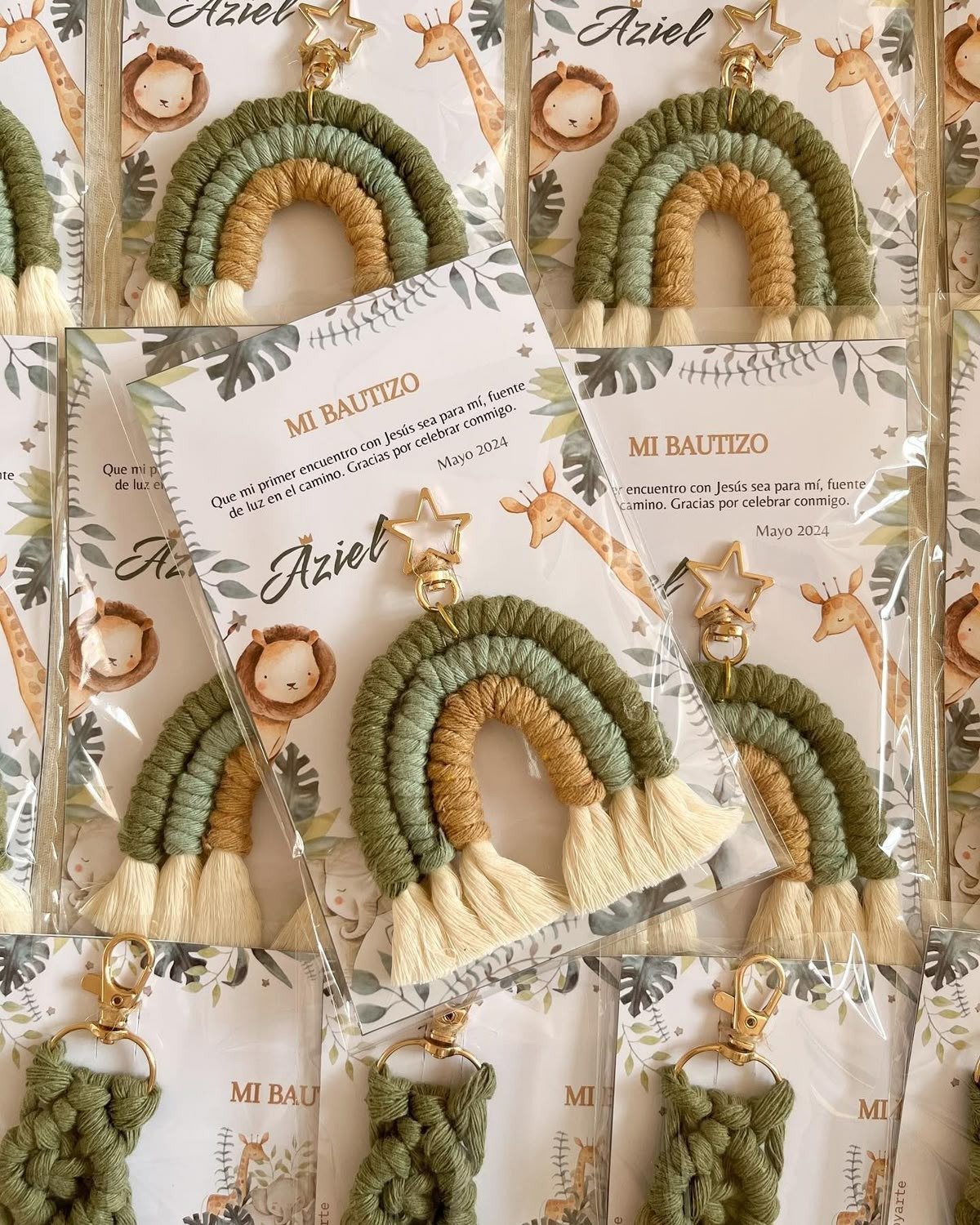 Llaveros arcoíris de macramé en distintas combinaciones de colores